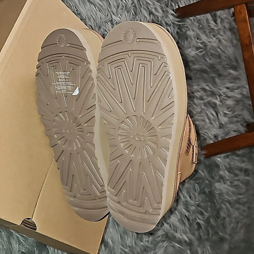 UGG NEUMEL PLATFORM sz 10 womens boots. Brand New in BOX!! Dont Miss Out!♡ Ches!